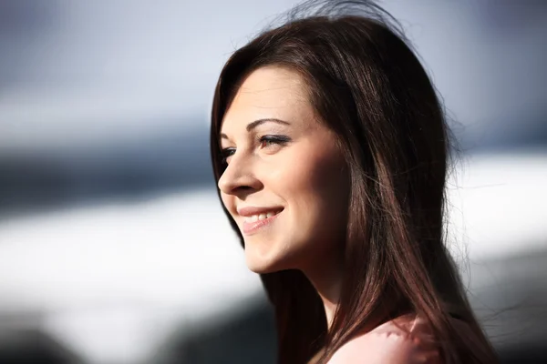 Portrait of a thoughtful businesswoman looking up outdoors — Stock Photo, Image