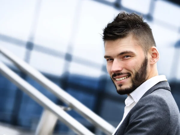 Porträt eines gutaussehenden Geschäftsmannes in einer städtischen Umgebung — Stockfoto