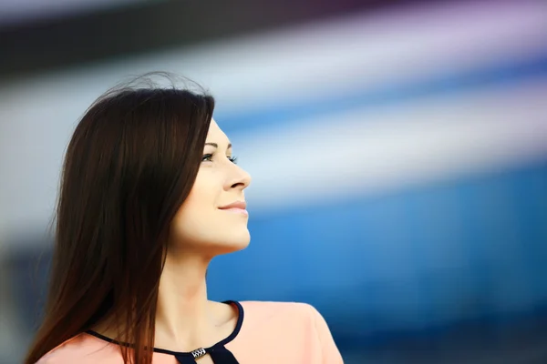 Portrait of a thoughtful businesswoman looking up outdoors — Stock Photo, Image