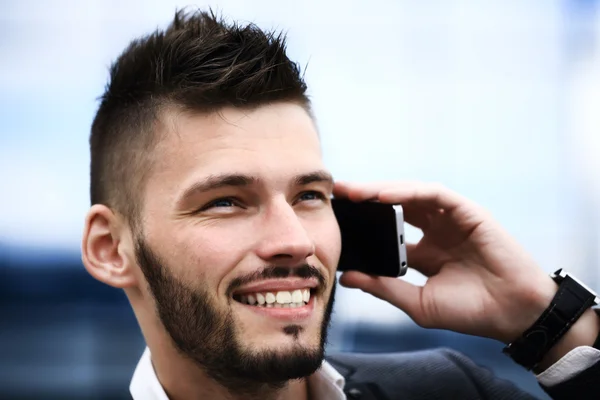 Gelukkig succesvol jonge zakenman praten op mobiele telefoon — Stockfoto