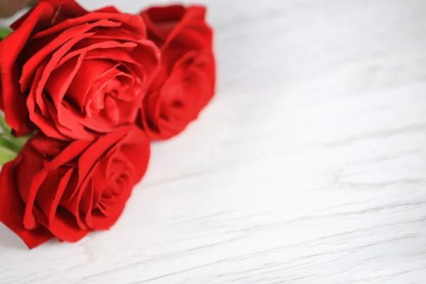 Tło valentine's day z czerwonych róż — Zdjęcie stockowe