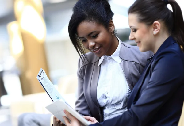 Businesswomen With documents and folder Sitting In Modern Office and discuss business matters — Stock Photo, Image