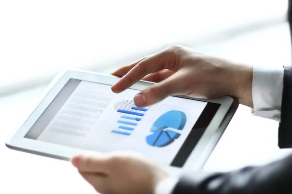 Modern people doing business, graphs and charts being demonstrated on the screen of a touch-pad — Stock Photo, Image