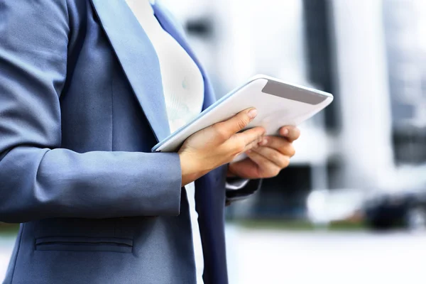 Femme d'affaires ou entrepreneur prospère utilisant une tablette numérique, debout devant son bureau . — Photo