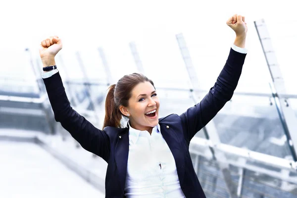 Επιτυχημένη γυναίκα των επιχειρήσεων με τα χέρια επάνω γιορτάζει — Φωτογραφία Αρχείου