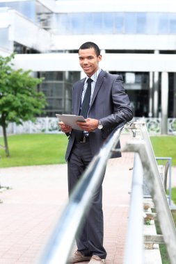 Mutlu iş adamı kullanarak tablet Pc dışında