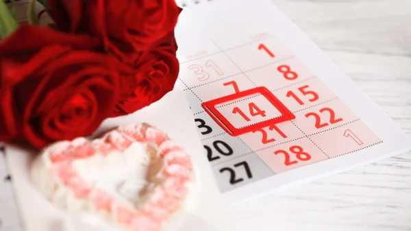 Roses rouges étaient sur le calendrier avec la date de Février 14 Saint Valentin — Photo