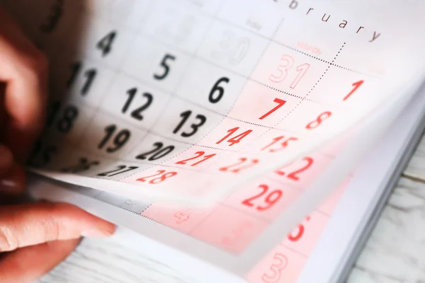 Kalender pagina met een detail van de dag van de Valentijnskaart — Stockfoto