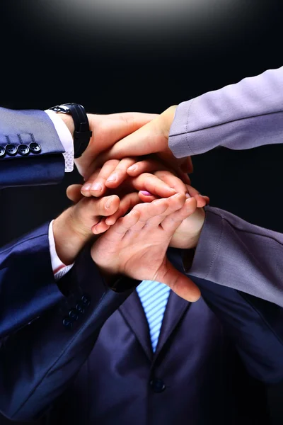 Fechamento da equipe de negócios colocando as mãos em cima uns dos outros — Fotografia de Stock