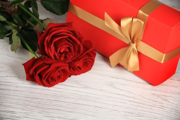 Rosas vermelhas com caixa de presente.Imagem do dia dos namorados — Fotografia de Stock