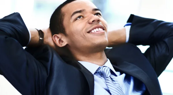 Retrato de um empresário descontraído olhando para longe — Fotografia de Stock