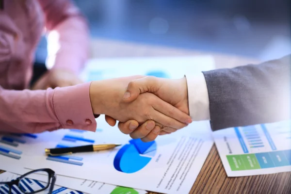 Zakelijke mensen schudden handen — Stockfoto