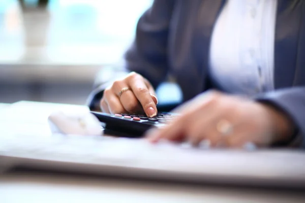 Femme d'affaires travaillant avec des documents dans le bureau — Photo