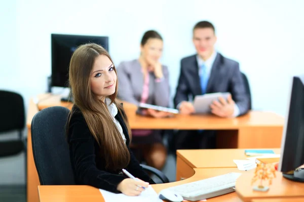 Mooie vrouw op de achtergrond van zakenmensen — Stockfoto