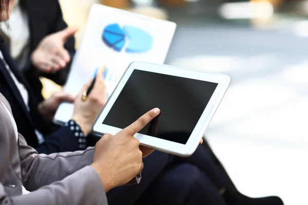 Gros plan deux hommes d'affaires modernes travaillant avec une tablette numérique — Photo