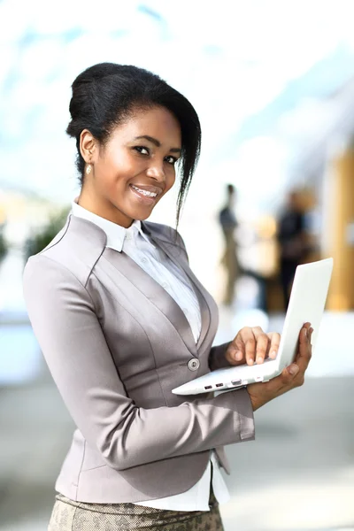 Hermosa joven mujer de negocios afroamericana que trabaja en la computadora — Foto de Stock