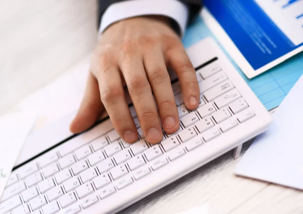 Imagen de las manos del hombre escribiendo . —  Fotos de Stock