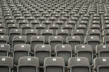 lege grijze plastic stoelen