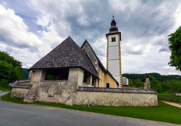La iglesia junto al lago Bohinj —  Fotos de Stock