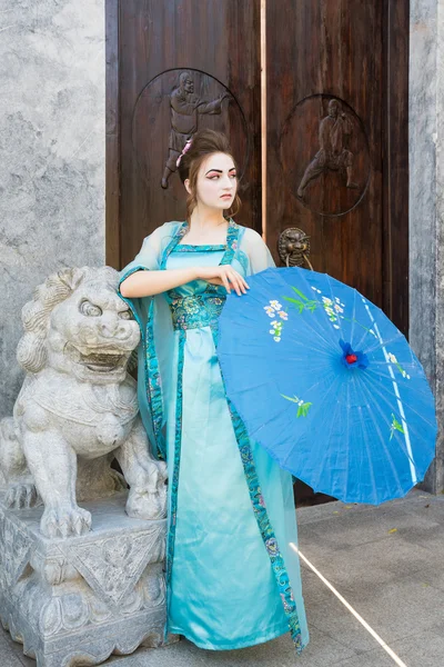 Gueixa bonita com um guarda-chuva azul — Fotografia de Stock