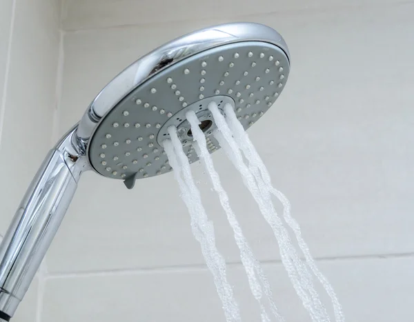 Cabezal de ducha en el baño — Foto de Stock