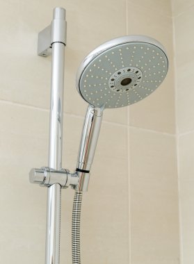 Banyoda duş başlığı.