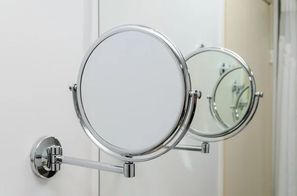 Espejo redondo en el baño — Foto de Stock
