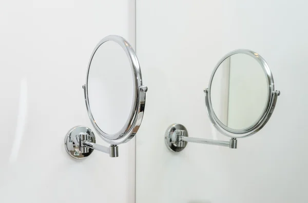 Круглое зеркало в ванной комнате — стоковое фото