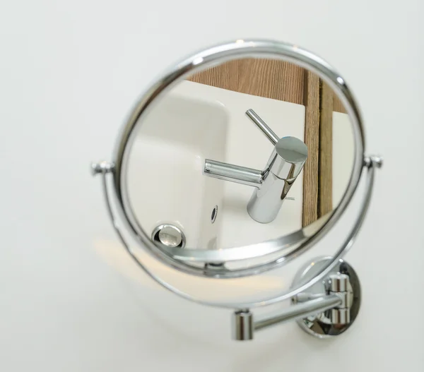 Kerek tükör a fürdőszobában — Stock Fotó