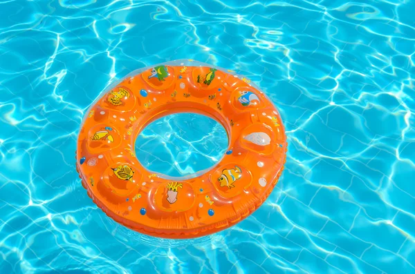 Círculo de niños para nadar en la piscina —  Fotos de Stock