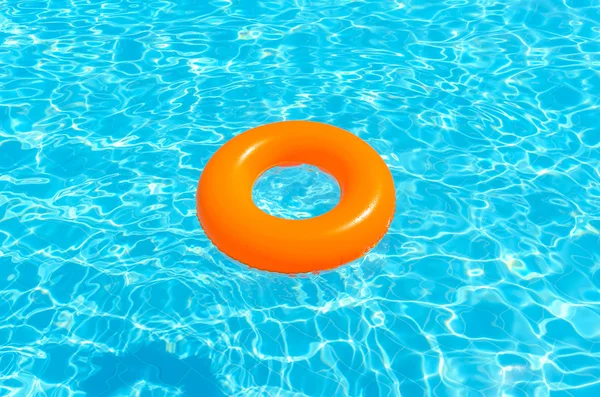 Kinderen cirkel om te zwemmen in het zwembad — Stockfoto