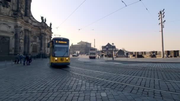 Městský život Drážďan, Německo. Tram rychlosti — Stock video