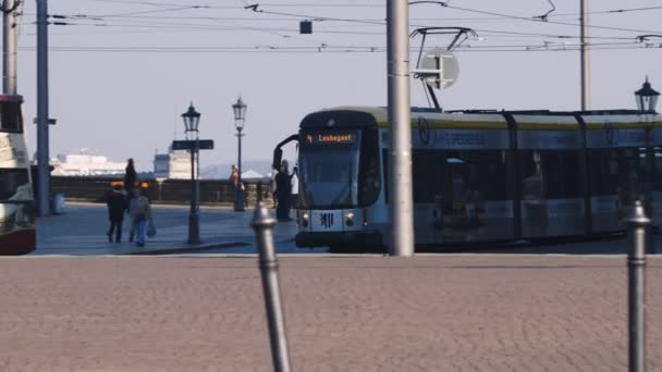 Dresden - Março 2015. Vida urbana de Dresden, Alemanha. Velocidade Eléctrico — Vídeo de Stock