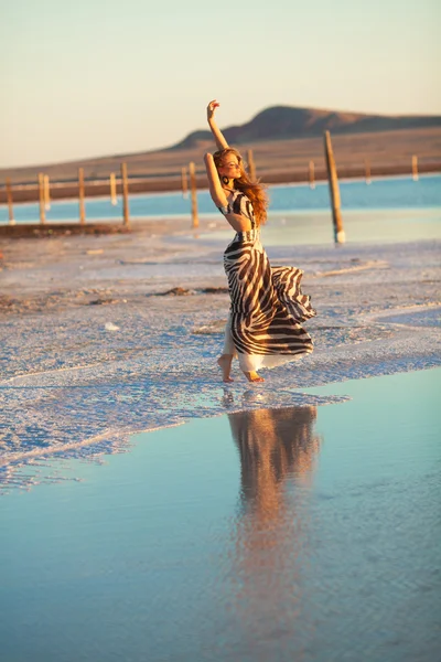 Beautiful young woman outdoors — Stock Photo, Image