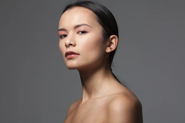 Retrato de belleza de una joven morena con maquillaje natural y piel perfecta —  Fotos de Stock