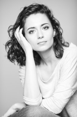 Siyah ve beyaz stüdyo portre genç bir esmer kadın