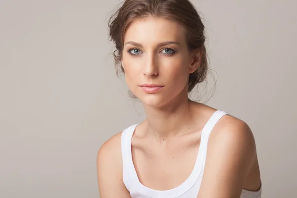 Studio portrait of a gorgeous young woman — Stock Photo, Image