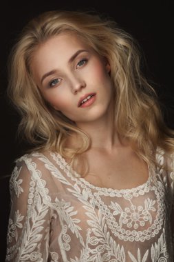 güzel genç sarışın kız