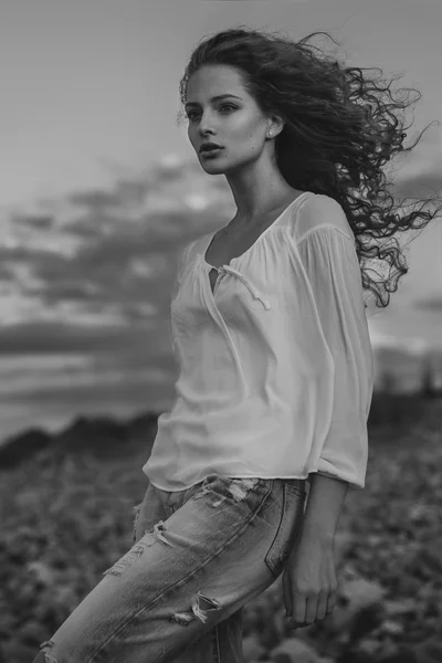 Retrato de arte preta e branca de uma jovem em uma praia — Fotografia de Stock