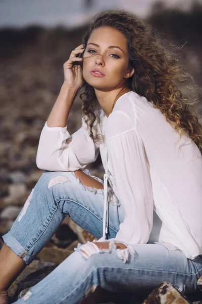 Sexy jonge vrouw op een strand — Stockfoto