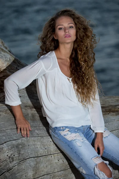 Sexy junge Frau auf einem Strand — Stockfoto