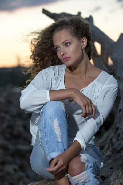 Mulher bonita com cabelo encaracolado longo — Fotografia de Stock