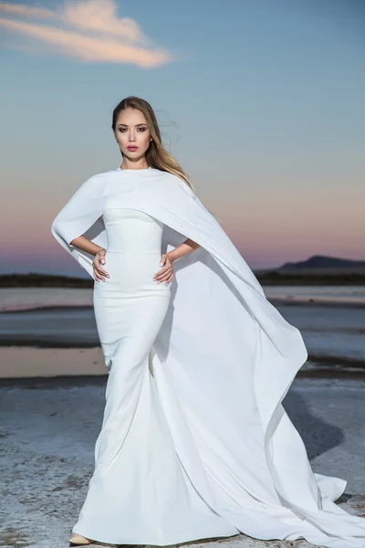 Çarpıcı beyaz elbiseli güzel genç kadın — Stok fotoğraf