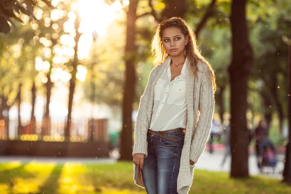 Menina loira jovem bonita ao ar livre — Fotografia de Stock