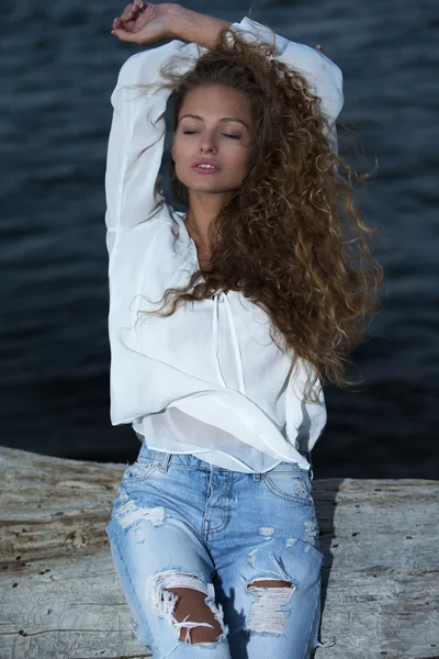 Belle jeune femme avec de longs cheveux bouclés Images De Stock Libres De Droits