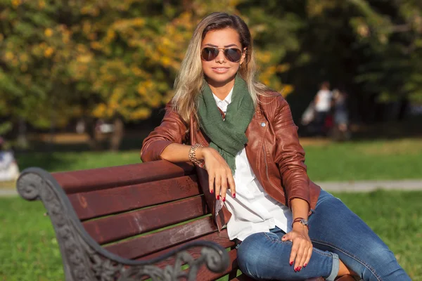 Beautiful blond woman in a park — Stock Photo, Image