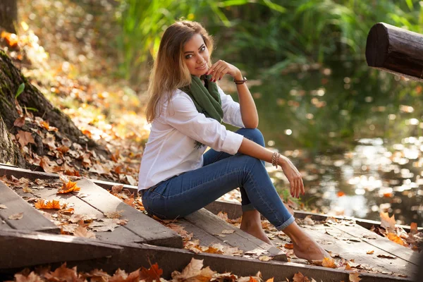 Mulher loira jovem bonita ao ar livre — Fotografia de Stock