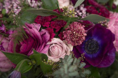 Pembe ve mor çiçekli buket