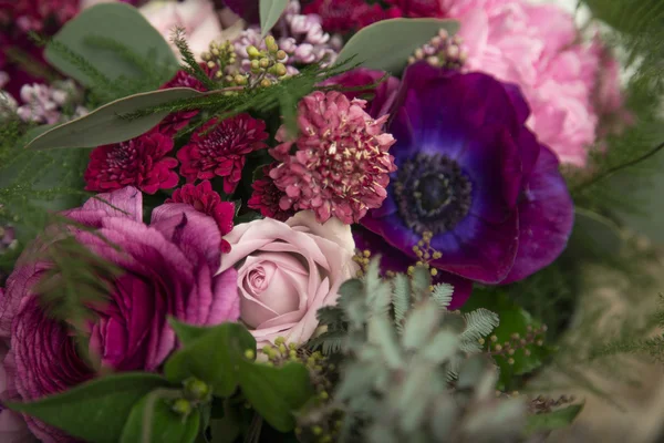 분홍색과 보라색 꽃 꽃다발 — 스톡 사진