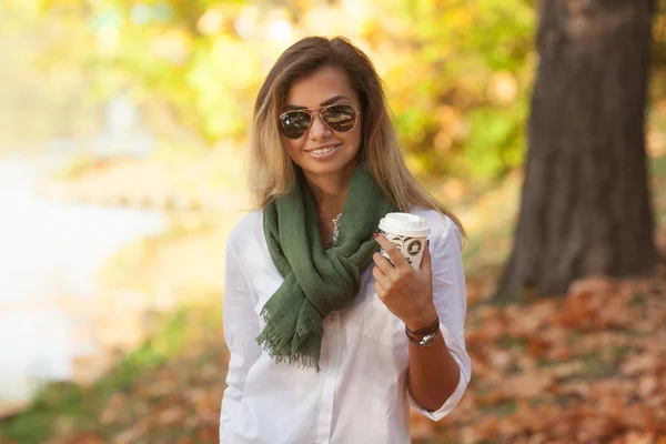 Hermosa joven rubia al aire libre — Foto de Stock